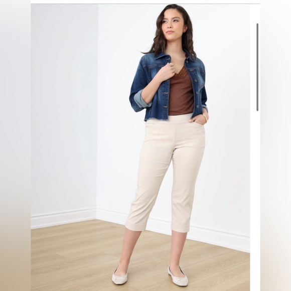 🤍CLEO🤍Beige/Cream Crop/ capris pants with jewel detail . Size Large. like new! - Picture 1 of 11